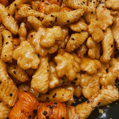 İyi bir fiyat. Orijinal Lezzetli Japon Kızarmış Krakerler Fırında Japon Atıştırmalıkları Krakerler çevrimiçi