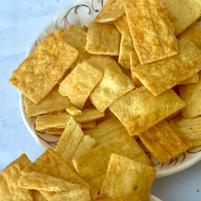 İyi bir fiyat. Gevrek pirinç çıtır aperatifler ve pirinç krakeri ithal aperatif çevrimiçi