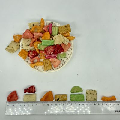 İyi bir fiyat. Tapioka nişastasıyla Hırıltılı Pişmiş yapışkan pirinç krakerleri çoklu şekillerde 7.5KG toplu ambalaj çevrimiçi