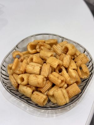 Pişirilmiş baharatlı karides pirinç krakerlerinde tat ve kırışıklığın mükemmel dengesini deneyin